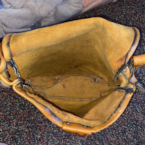 Vintage boho distressed tobacco leather satchel shoulder bag w brass accents - Picture 5 of 6